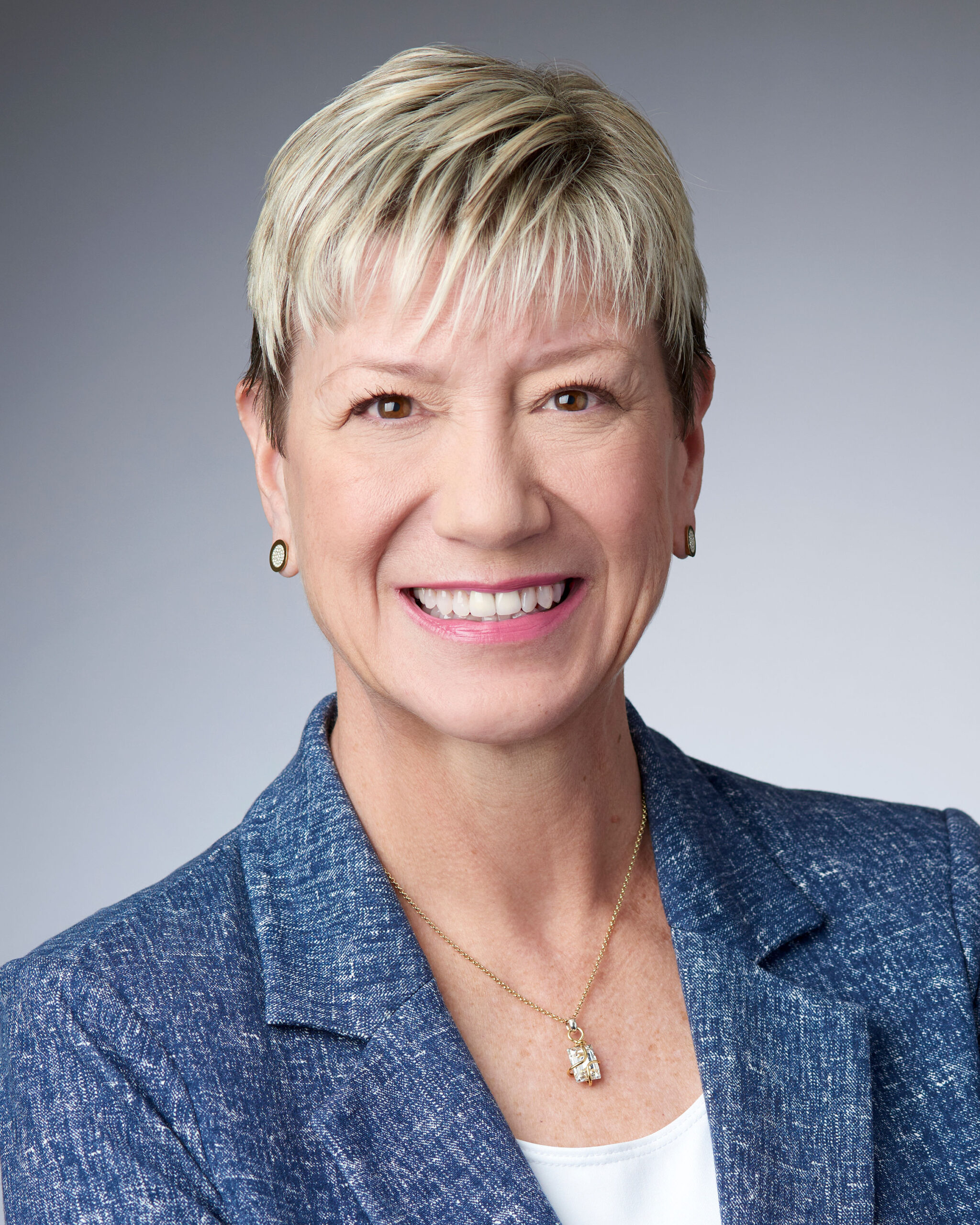 Minnier_Tami_Headshot Short 2_2022